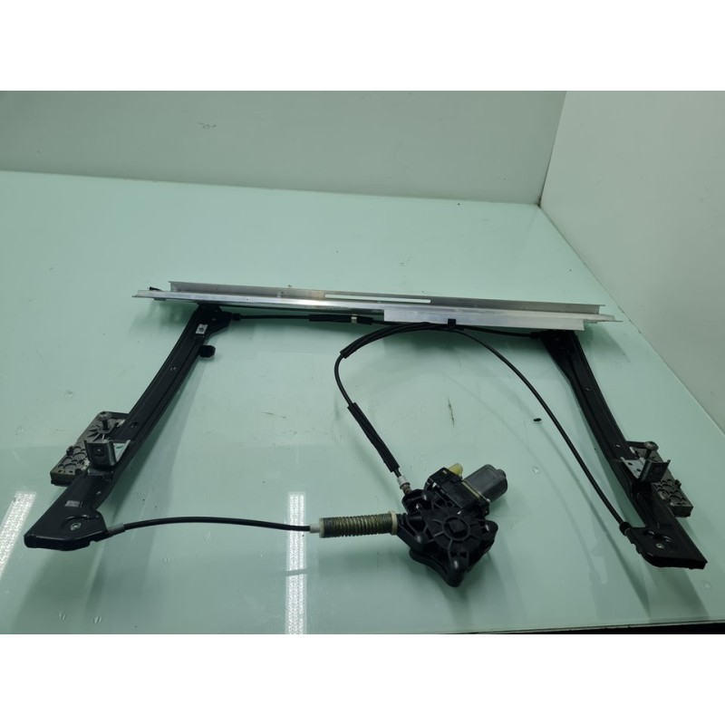 ELEVALUNAS DELANTERO DERECHO M09524009 