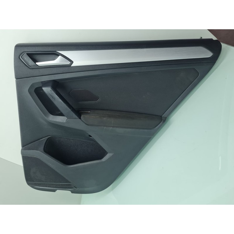 GUARNECIDO PUERTA TRASERA DERECHA 5NA867212K 
