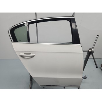 PUERTA TRASERA DERECHA 3AE833056 