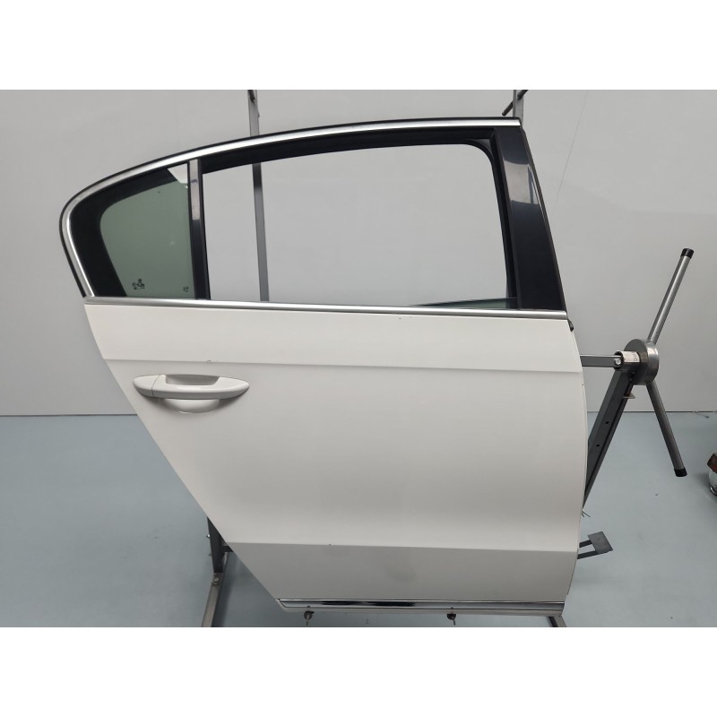 PUERTA TRASERA DERECHA 3AE833056 