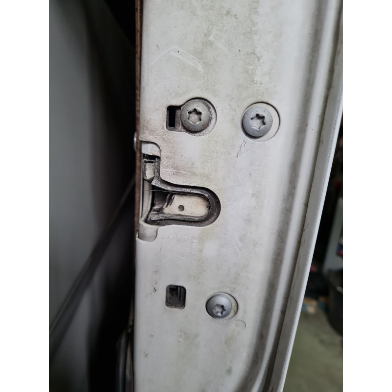 CERRADURA PUERTA LATERAL DERECHA 