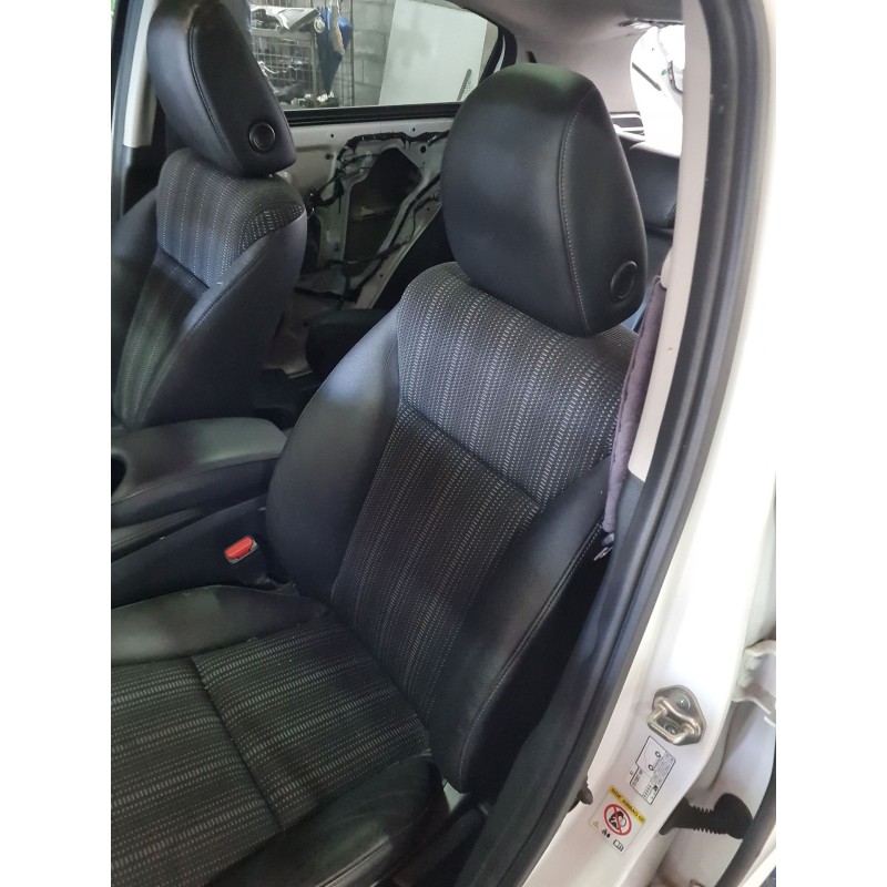 ASIENTO DELANTERO IZQUIERDO 