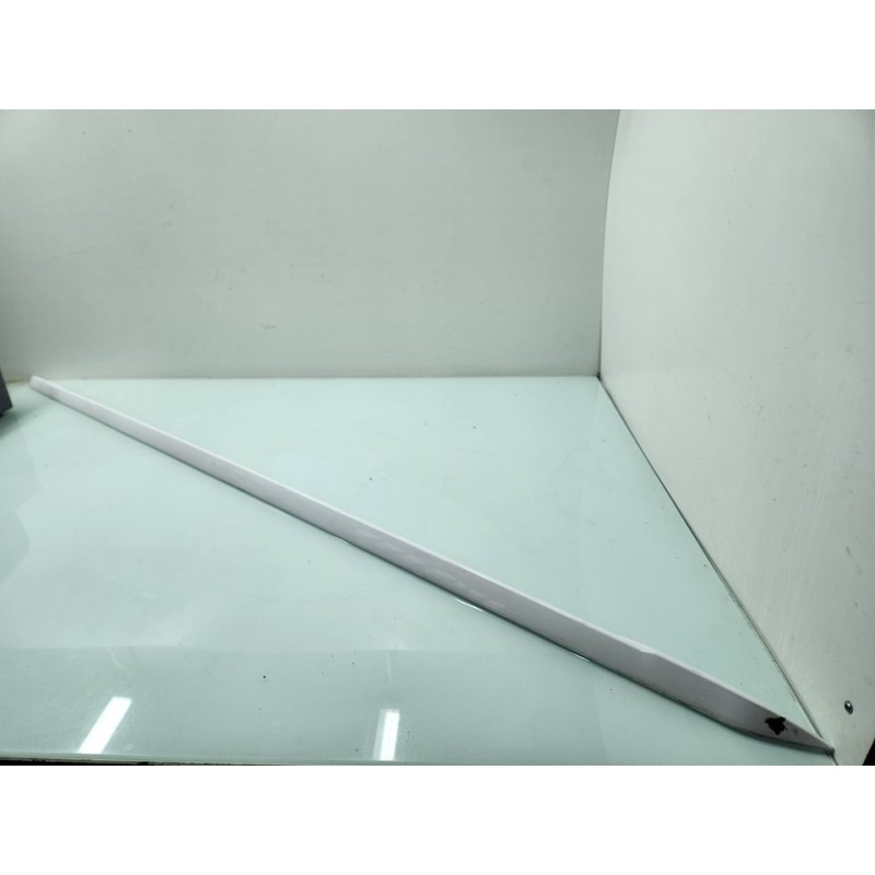 FALDON LATERAL DERECHO 8W0853932A 
