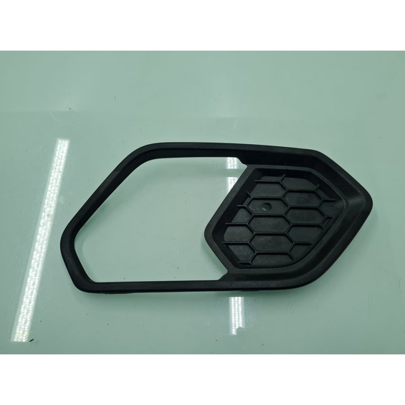 REJILLA PARAGOLPES DERECHA GV4J17K946A 