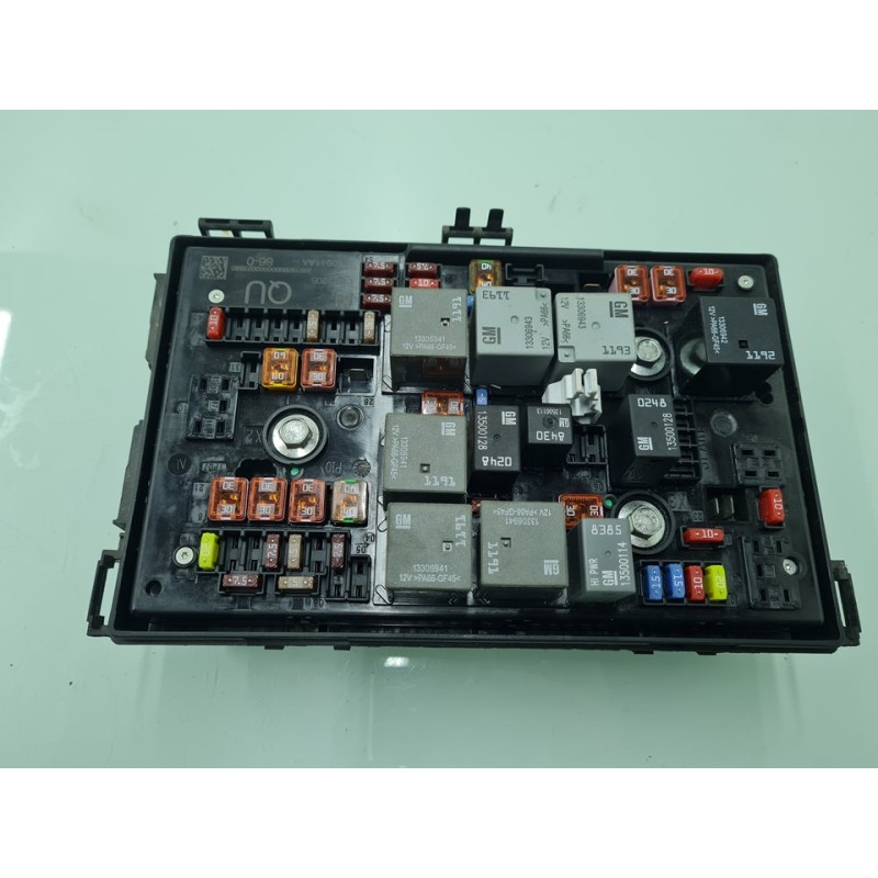 CAJA RELES / FUSIBLES 13313205 