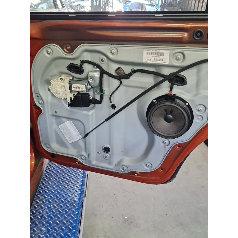 ELEVALUNAS TRASERO DERECHO 1T0839730L 