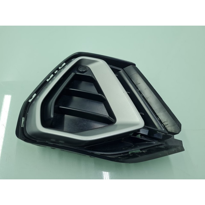 REJILLA PARAGOLPES DERECHA 83A807682D 