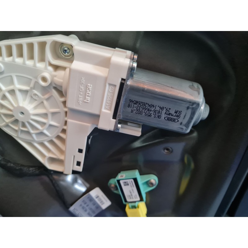 ELEVALUNAS DELANTERO DERECHO 8K0837462D 