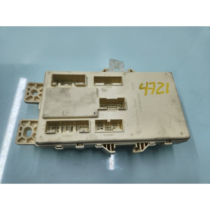 CAJA RELES / FUSIBLES 8215335030 