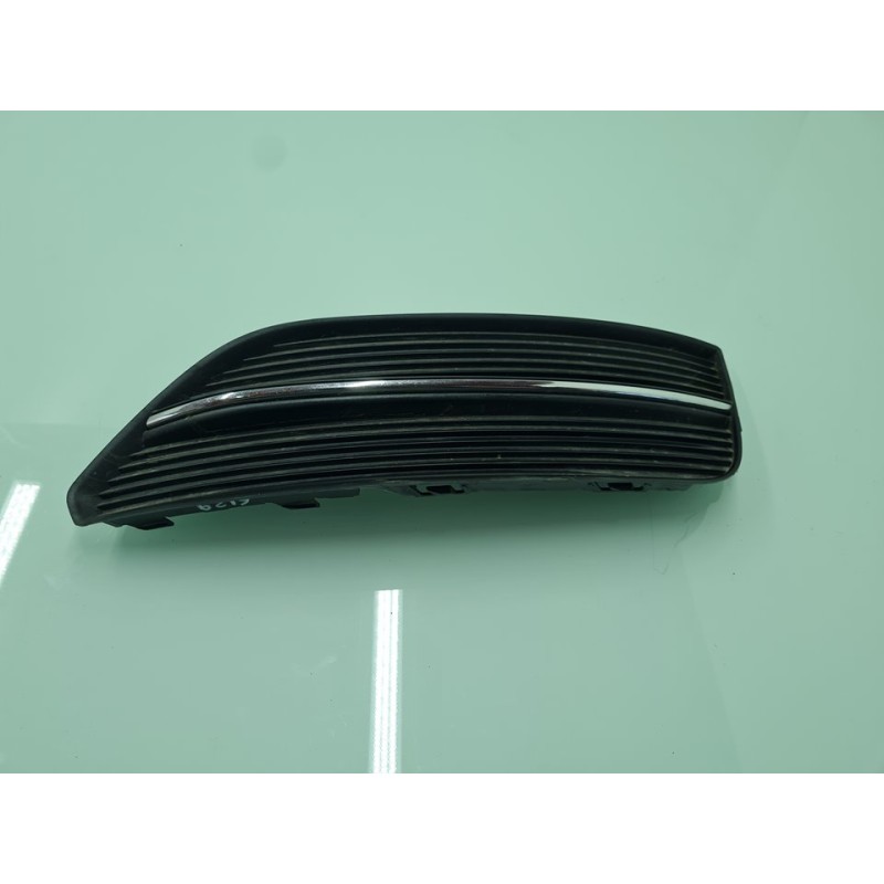 REJILLA PARAGOLPES DERECHA 8V3807682 