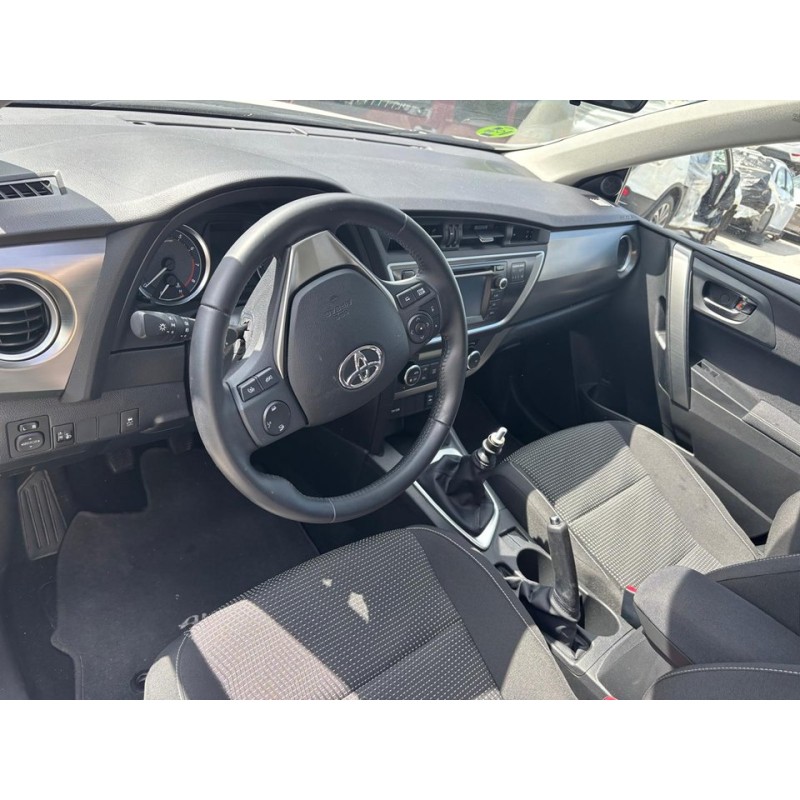 toyota auris del año 2014
