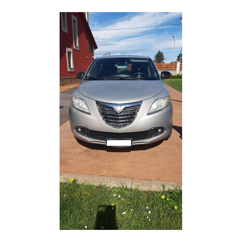 lancia ypsilon (402) del año 2011