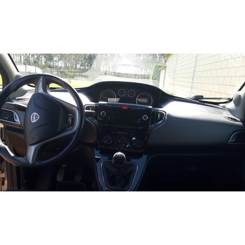 lancia ypsilon (402) del año 2011