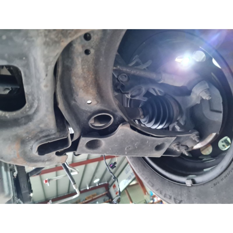 BRAZO SUSPENSION INFERIOR DELANTERO DERECHO 2Q0407152D 