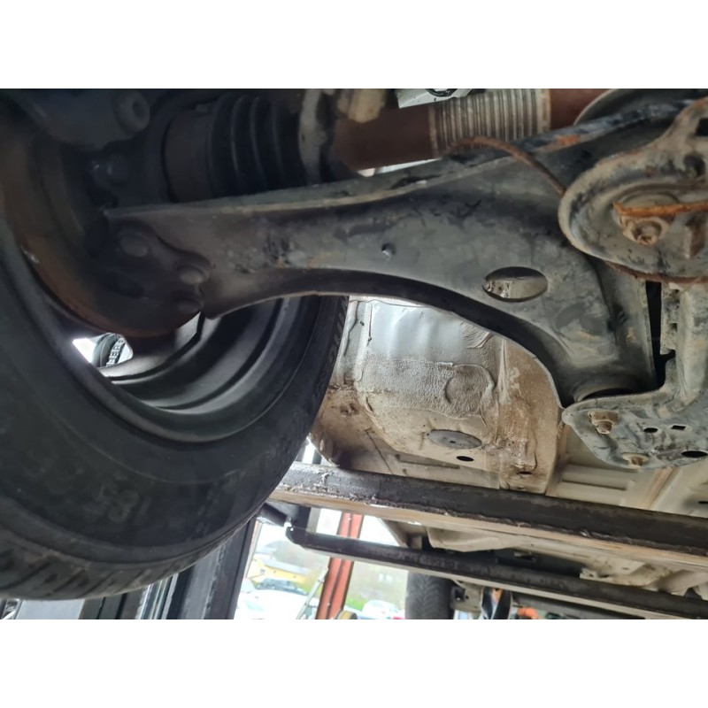 BRAZO SUSPENSION INFERIOR DELANTERO DERECHO 