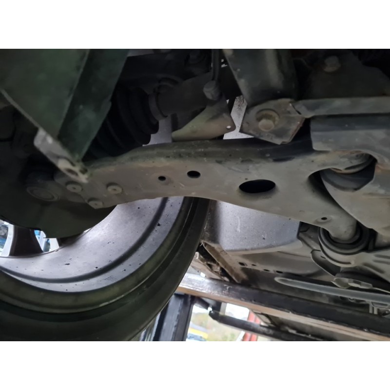 BRAZO SUSPENSION INFERIOR DELANTERO DERECHO 