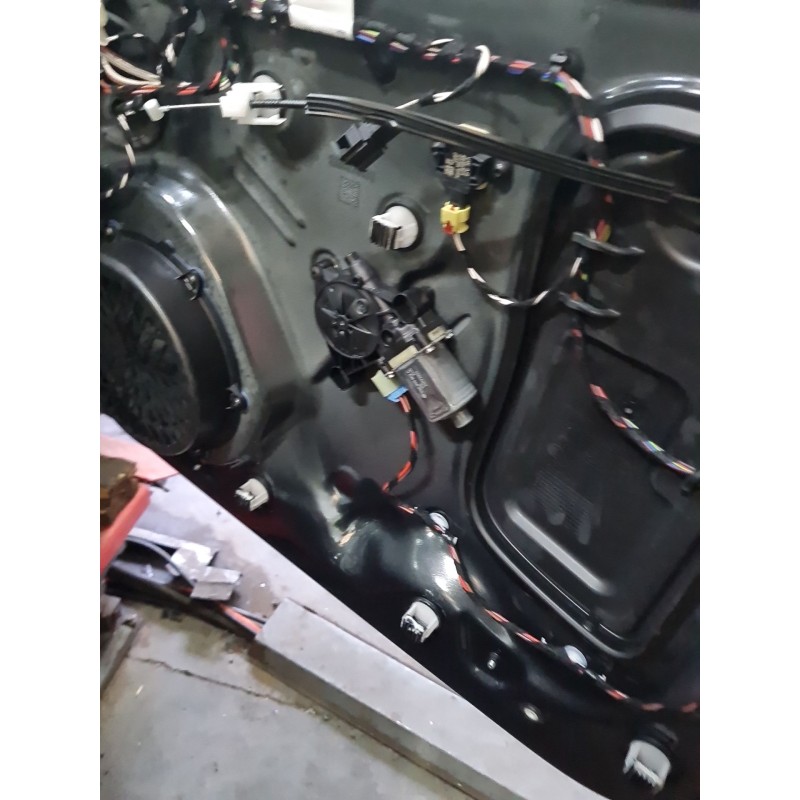 ELEVALUNAS DELANTERO DERECHO 95B837462A 