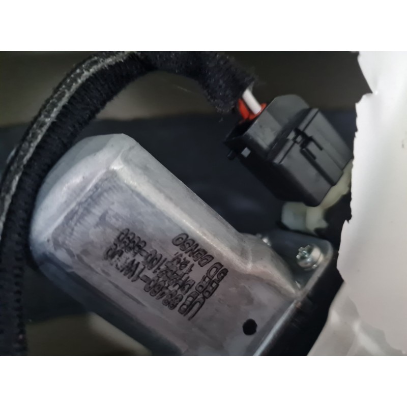 ELEVALUNAS TRASERO DERECHO 884601W000 