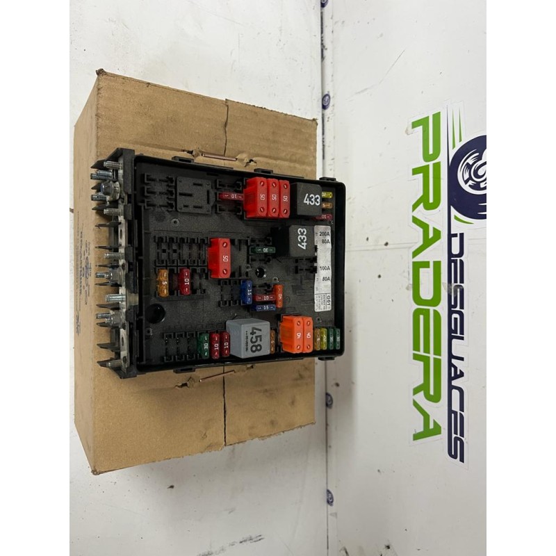CAJA RELES / FUSIBLES 