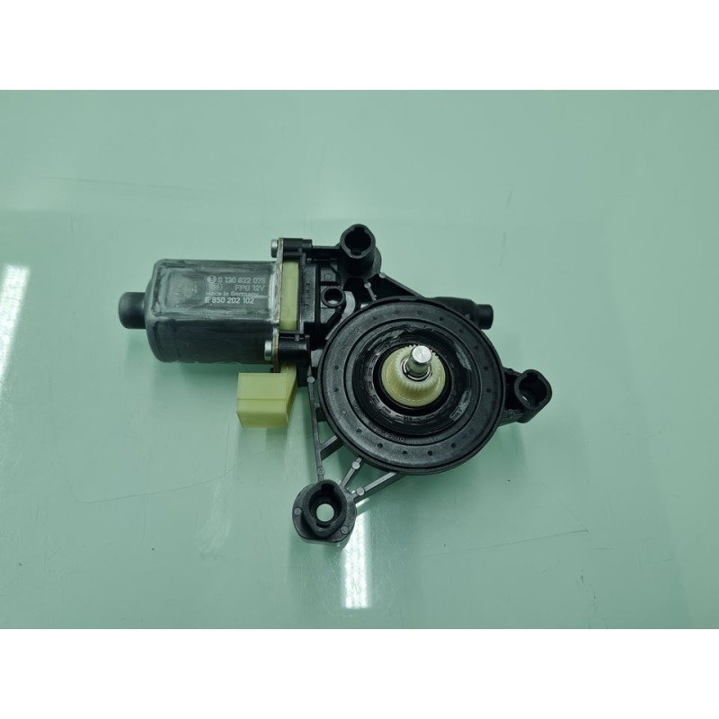 MOTOR ELEVALUNAS DELANTERO DERECHO 5Q0959802C 
