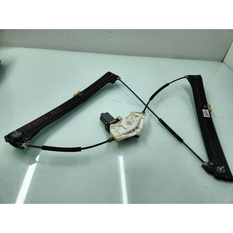 ELEVALUNAS DELANTERO DERECHO 5TA837462A 