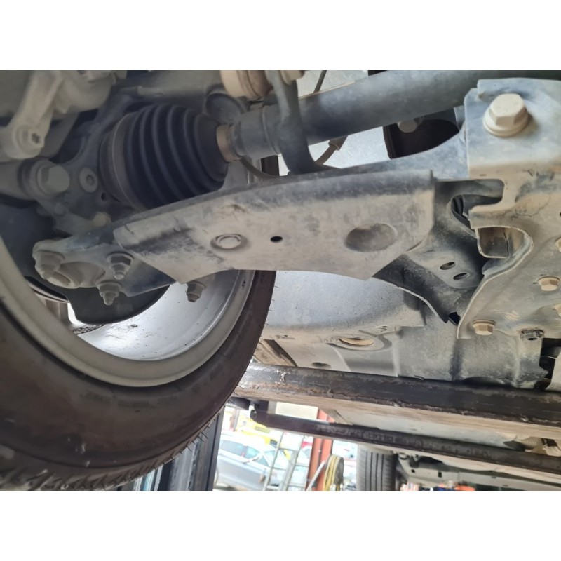 BRAZO SUSPENSION INFERIOR DELANTERO DERECHO 