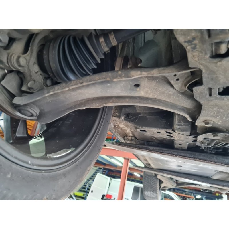 BRAZO SUSPENSION INFERIOR DELANTERO DERECHO 
