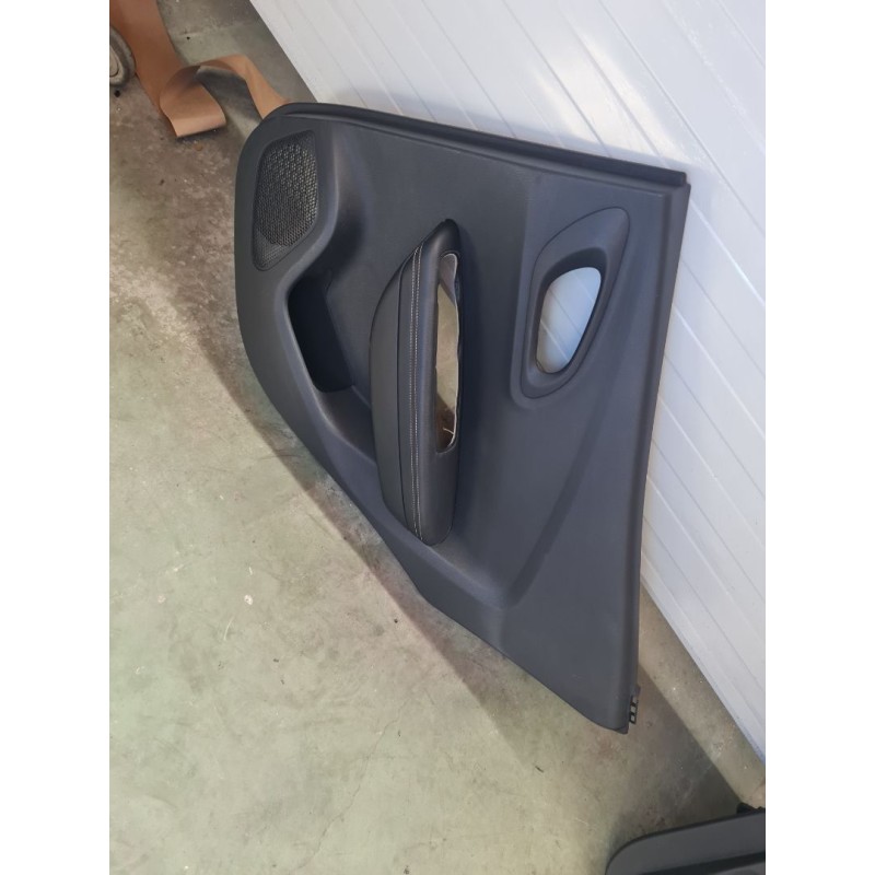 GUARNECIDO PUERTA TRASERA DERECHA 829A04792R 