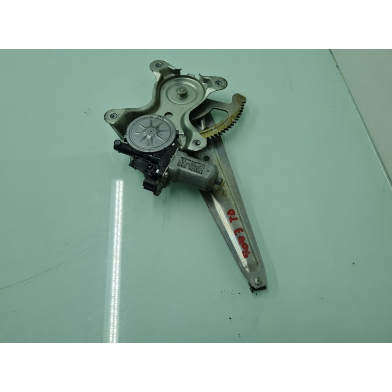 ELEVALUNAS TRASERO DERECHO 857200K020 