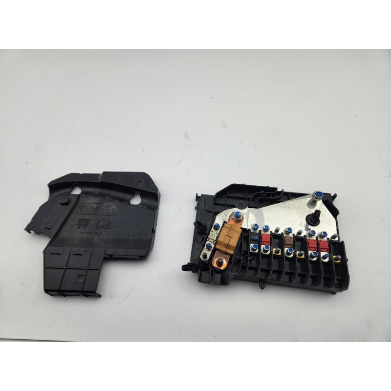 CAJA RELES / FUSIBLES AV6T14A067BC 
