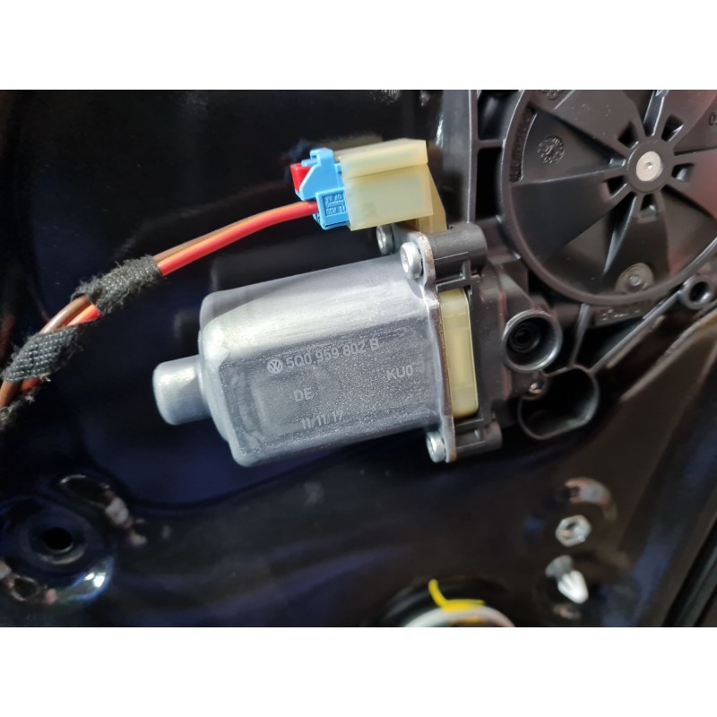 ELEVALUNAS DELANTERO DERECHO 3V0837462A 