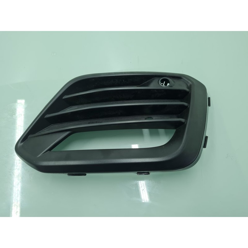REJILLA PARAGOLPES DERECHA 575853666R 